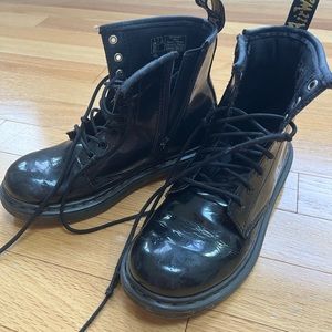 Unisex kids Docs -size 2 black patent leather